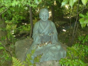 庭の仏像